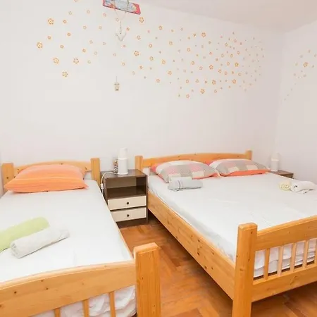 Robinson Erina Zarače